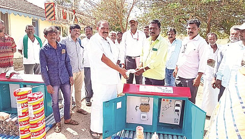 ಅರಸೀಕೆರೆಯಲ್ಲಿ ಅಂಬೇಡ್ಕರ್ ಅಭಿವೃದ್ಧಿ ನಿಗಮದಿಂದ  ಫಲಾನುಭವಿಗಳಿಗೆ ಕೊಳವೆ ಬಾವಿ ಸಲಕರಣೆ ವಿತರಿಸಲಾಯಿತು. ಶಿವಲಿಂಗೇಗೌಡ, ರುದ್ರೇಶ್, ದೇವರಾಜ್, ಸಿದ್ದಪ್ಪ, ಶೇಖರ ನಾಯ್ಕ್ ಇದ್ದರು.