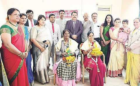 ನಾಗಮಂಗಲದ ಪ್ರವಾಸಿ ಮಂದಿರದಲ್ಲಿ ಆಯೋಜಿಸಿದ್ದ ಅಂತಾರಾಷ್ಟ್ರೀಯ ಮಹಿಳಾ ದಿನಾಚರಣೆಯಲ್ಲಿ ಹಿರಿಯ ವಕೀಲರು ಹಾಗೂ ಸಿಬ್ಬಂದಿಯನ್ನು ಸನ್ಮಾನಿಸಲಾಯಿತು. ಯೋಗೇಶ್, ಸಿದ್ದಪ್ಪಾಜಿ, ಶಿವರಾಜು, ನರಸಿಂಹಮೂರ್ತಿ ಇದ್ದರು.