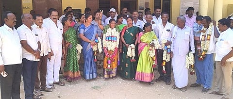 ಕಿಕ್ಕೇರಿ ಸಮೀಪದ ಹಿರೀಕಳಲೆ ಗ್ರಾಪಂ ಅಧ್ಯಕ್ಷರಾಗಿ ರತ್ನಮ್ಮ ರಾಮಕೃಷ್ಣ ಸೋಮವಾರ ಅವಿರೋಧ ಆಯ್ಕೆಯಾದರು. ಮಂಜುನಾಥ್, ರವೀಂದ್ರಬಾಬು, ಪುರುಷೋತ್ತಮ್ ಇದ್ದರು.  