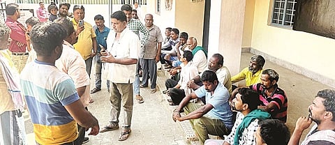ಪಾಂಡವಪುರ ತಾಲೂಕಿನ ಬೇವಿನಕುಪ್ಪೆ ರೈತರು ಸೆಸ್ಕ್ ಕಚೇರಿ ಮುತ್ತಿಗೆ ಹಾಕಿ ಪ್ರತಿಭಟನೆ ನಡೆಸಿದರು. ಅನಿಲ್‌ಕುಮಾರ್, ಜಯರಾಮು, ಜವರಪ್ಪ, ಶೇಖರ್, ದಿಲೀಪ್, ಆನಂದ ಇತರರು ಇದ್ದರು.