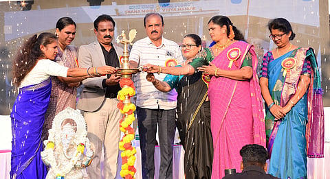 ಮೆಣಸಗೆರೆ ಗ್ರಾಮದಲ್ಲಿನ ಜ್ಞಾನ ಮುದ್ರ ವಿದ್ಯಾಮಂದಿರ ಶಾಲೆಯಲ್ಲಿ ಆಯೋಜಿಸಿದ್ದ ವಾರ್ಷಿಕೋತ್ಸವನ್ನು ಡಾ.ಎ.ಟಿ. ಶಿವರಾಮು ಉದ್ಘಾಟಿಸಿದರು. ಶಿವರಾಮೇಗೌಡ, ಎಚ್.ಸಿ.ಕಾಳೀರಯ್ಯ, ಶಿವಮ್ಮ ಶಿವಕುಮಾರ್, ತೇಜಸ್ವಿನಿ ತಿಪ್ಪರೇಗೌಡ, ಪ್ರಭಾವತಿ ಸುರೇಶ್, ಶ್ರುತಿ ಇದ್ದರು.