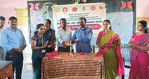 ದೇವದುರ್ಗ ಸರ್ಕಾರಿ ಪ್ರೌಢಶಾಲೆಯಲ್ಲಿ ಹಮ್ಮಿಕೊಂಡಿದ್ದ ಬೇಟಿ ಬಚಾವೋ ಬೇಟಿ ಪಢಾವೋ ಕಾರ್ಯಕ್ರಮವನ್ನು ಮುಖ್ಯಶಿಕ್ಷಕ ಮಹಾದೇವ ಉದ್ಘಾಟಿಸಿದರು. ಮಿಷನ್ ಶಕ್ತಿ ಯೋಜನೆ ಜಿಲ್ಲಾ ಸಂಯೋಜಕ ಬಾವಸಲಿ, ಮೇಲ್ವಿಚಾರಕಿ ನಿರ್ಮಲಾ ದೇವಿ, ಅಂಗನವಾಡಿ ಕಾರ್ಯಕರ್ತೆ ಸುರೇಖಾ, ಜಿಲ್ಲಾ ಮಕ್ಕಳ ಸಹಾಯವಾಣಿ ಅಧಿಕಾರಿ ತಿಕ್ಕಯ್ಯ, ಶಿಕ್ಷಕಿ ಕಲ್ಪನಾ ಪಾಟೀಲ್ ಇದ್ದರು.