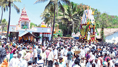 ಕೆ.ಆರ್.ನಗರ ತಾಲೂಕಿನ ಹಂಪಾಪುರ ಗ್ರಾಮದ ಶ್ರೀ ದುರ್ಗಾ ಪರಮೇಶ್ವರಿ ಅಮ್ಮನವರ ಬ್ರಹ್ಮರಥೋತ್ಸವವು ಧಾರ್ಮಿಕ ವಿಧಿವಿಧಾನಗಳೊಂದಿಗೆ ಮಂಗಳವಾರ ಸಹಸ್ರಾರು ಭಕ್ತರ ಸಮ್ಮುಖದಲ್ಲಿ ಅದ್ದೂರಿಯಾಗಿ ನೆರವೇರಿತು.