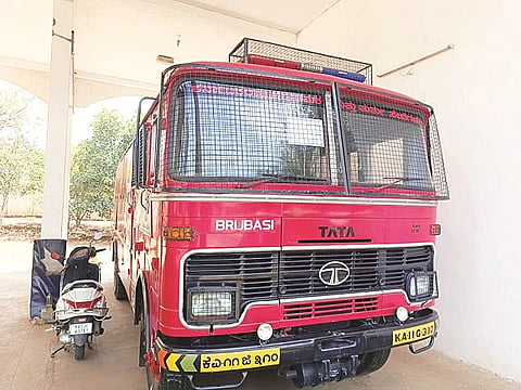 ನೋಂದಣಿ ರದ್ದಾಗಿರುವ ನಾಗಮಂಗಲ ಅಗ್ನಿಶಾಮಕ ಠಾಣೆಯ ತುರ್ತು ವಾಹನ.