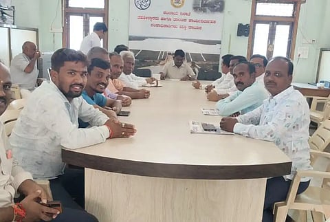 ಮಸ್ಕಿಯ ತಹಸಿಲ್ ಕಚೇರಿಯಲ್ಲಿ ಹಮ್ಮಿಕೊಂಡಿದ್ದ ವಿವಿಧ ಸಮಾಜದ ಮುಖಂಡರ ಸಭೆಯಲ್ಲಿ ತಹಸೀಲ್ದಾರ್ ಡಾ.ಕೆ.ಮಲ್ಲಪ್ಪ ಯರಗೋಳ ಮಾತನಾಡಿದರು, ಡಾ.ಪಂಚಾಕ್ಷರಯ್ಯ ಕಂಬಾಳಿಮಠ, ಪ್ರಮುಖರಾದ ಕರಿಬಸಯ್ಯಸ್ವಾಮಿ, ಸಿದ್ದಯ್ಯ ಹೆಸರೂರು ಹಿರೇಮಠ, ಸಿದ್ದಲಿಂಗಯ್ಯ ಸೊಪ್ಪಿಮಠ, ಆದಯ್ಯಸ್ವಾಮಿ ಕ್ಯಾತ್ನಟ್ಟಿ, ಅಮರೇಶ ಸೊಪ್ಪಿಮಠ, ಮಲ್ಲಯ್ಯ ವಸ್ತ್ರದ ಇತರರಿದ್ದರು.