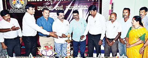 ನಂಜನಗೂಡು ಪಟ್ಟಣದಲ್ಲಿ ಸರ್ಕಾರಿ ನೌಕರರ ಸಂಘದ ತಾಲೂಕು ಘಟಕದಿಂದ ಸಮಾರಂಭ ಆಯೋಜಿಸಲಾಗಿತ್ತು. ರಮೇಶ್, ಗಂಗಾಧರ್, ಸಿ.ಕಲ್ಪನಾ, ಸತಿಶ್ ದಳವಾಯಿ, ಧರ್ಮರತ್ನಾಕರ ಇತರರಿದ್ದರು.