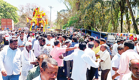 ಪಿರಿಯಾಪಟ್ಟಣದ ಶಕ್ತಿ ದೇವತೆ ಶ್ರೀ ಕನ್ನಂಬಾಡಿ ಅಮ್ಮನವರ ಬ್ರಹ್ಮರಥೋತ್ಸವ ಮಂಗಳವಾರ ವಿಜೃಂಭಣೆಯಿಂದ ನಡೆಯಿತು.