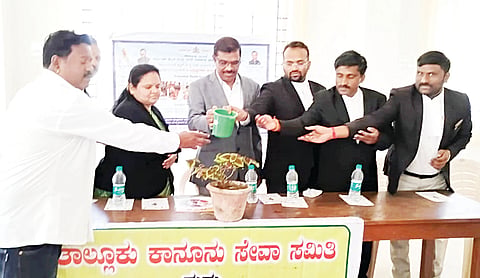 ಪಿರಿಯಾಪಟ್ಟಣದ ವಕೀಲರ ಭವನದಲ್ಲಿ ಆಯೋಜಿಸಿದ್ದ ಆರೋಗ್ಯ ತಪಾಸಣೆ ಮತ್ತು ಅಸಂಘಟಿತ ಕಾರ್ಮಿಕರಿಗೆ ಕಿಟ್ ವಿತರಣೆ ಕಾರ್ಯಕ್ರಮವನ್ನು ಸಿವಿಲ್ ಹಿರಿಯ ಶ್ರೇಣಿ ನ್ಯಾಯಾಧೀಶ ರಾಜು ಉದ್ಘಾಟಿಸಿದರು. ನ್ಯಾಯಾಧೀಶ ಎಂ.ಆರ್.ಯೋಗೀಶ್, ಶ್ವೇತಾ, ಕಾರ್ಮಿಕ ನಿರೀಕ್ಷಕ ಮಂಜುನಾಥ್, ವಕೀಲರ ಸಂಘದ ಅಧ್ಯಕ್ಷ ಧನಪಾಲ್ ಇತರರಿದ್ದರು.