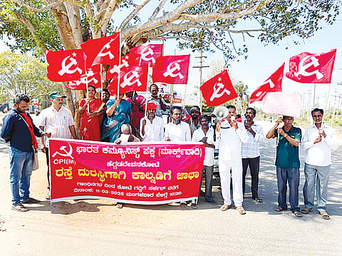 ಎಚ್.ಡಿ.ಕೋಟೆ ಪಟ್ಟಣದ ಗದ್ದಿಗೆ ವೃತ್ತದಲ್ಲಿ ಸಿಪಿಎಂ ಮುಖಂಡರು ಗಾಂಧಿನಗರದಿಂದ ಕಾಲ್ನಡಿಗೆ ಜಾಥಾ ನಡೆಸಿ ಪ್ರತಿಭಟಿಸಿದರು. ಜಗದೀಶ್ ಸೂರ‌್ಯ, ದೇವರಾಜಮ್ಮ, ಫಾರೂಕ್ ಆಲಿ, ಪ್ರಶಾಂತ್, ಪ್ರಪುಲ್ಲನ್ ಇತರರಿದ್ದರು.