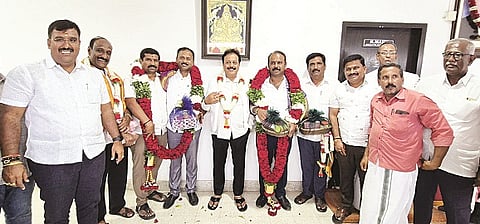 ಭಾರತೀನಗರದ ಚಾಂಶುಗರ್ಸ್‌ ಕಾರ್ಖಾನೆಯ ಅತಿಥಿಗೃಹದಲ್ಲಿ ಮನ್ಮುಲ್ ನಿರ್ದೇಶಕ ಹರೀಶ್ ಬಾಬು ಜಿಲ್ಲಾ ಉಸ್ತುವಾರಿ ಸಚಿವ ಎನ್.ಚಲುವರಾಯಸ್ವಾಮಿ, ಶಾಸಕ ಕದಲೂರು ಉದಯ್, ವಿಧಾನ ಪರಿಷತ್ ಸದಸ್ಯ ದಿನೇಶ್ ಗೂಳಿಗೌಡ ಅವರನ್ನು ಅಭಿನಂದಿಸಿದರು. 