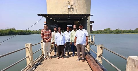 ಲಿಂಗಸುಗೂರಿನ ಕಾಳಾಪುರ ರಸ್ತೆಯಲ್ಲಿನ ಕುಡಿವ ನೀರಿನ ಕೆರೆಗೆ ಪುರಸಭೆ ಅಧ್ಯಕ್ಷ ಬಾಬುರಡ್ಡಿ ಮುನ್ನೂರು ಭೇಟಿ ನೀಡಿ ಪರಿಶೀಲಿಸಿದರು. ಸದಸ್ಯರಾದ ಯಮನಪ್ಪ ದೇಗುಲಮಡಿ, ಶರಣಪ್ಪ ಕೆಂಗೇರಿ, ನೌಕರ ಶಿವಲಿಂಗ ಮೇಗಳಮನಿ ಇತರರಿದ್ದರು.