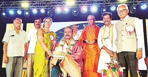 ಕೆಸ್ತೂರು ಗ್ರಾಮದ ವಿವೇಕಾನಂದ ಎಜುಕೇಷನ್ ಟ್ರಸ್ಟ್ ವತಿಯಿಂದ ಆಯೋಜಿಸಿದ್ದ ಶಾಲಾ ವಾರ್ಷಿಕೋತ್ಸವದಲ್ಲಿ ಶಾಸಕ ಕೆ.ಎಂ.ಉದಯ ಅವರನ್ನು ಅಭಿನಂದಿಸಲಾಯಿತು. ನಿಶ್ಚಲಾನಂದನಾಥ ಸ್ವಾಮಿಜಿ, ಸಿ.ನಾಗೇಗೌಡ, ಎ.ಆರ್.ಶೋಭಾ, ಕೆ.ದಾಸೇಗೌಡ, ಕೆ.ಆರ್.ಪಾಂಡುರಂಗ ಇದ್ದರು.