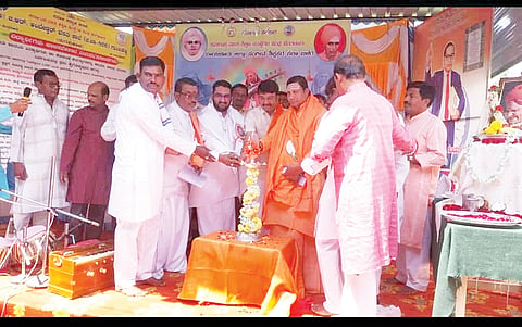 ತುರ್ವಿಹಾಳದ ಡಾ.ಬಿ.ಆರ್.ಅಂಬೇಡ್ಕರ್ ವಸತಿ ಶಾಲೆಯಲ್ಲಿ ಹಮ್ಮಿಕೊಂಡಿದ್ದ ಪಂ.ಪುಟ್ಟರಾಜ ಗವಾಯಿಗಳ ಜಯಂತಿ ಹಾಗೂ ಸಂಗೀತ ರತ್ನ ಪ್ರಶಸ್ತಿ ಪ್ರದಾನ ಕಾರ್ಯಕ್ರಮವನ್ನು ಮುಖ್ಯಶಿಕ್ಷಕ ಚಿದಾನಂದಯ್ಯ ಗುರುವಿನ್ ಉದ್ಘಾಟಿಸಿದರು. ಸರ್ವೇಶ್ವರಮಠದ ಗುಂಡಯ್ಯ ಅಪ್ಪಾಜಿ, ಪುರವರ ಮಠದ ಅಮರಗುಂಡಯ್ಯ ಸ್ವಾಮೀಜಿ, ಮುದಿ ಸಂಗಯ್ಯ ತಾತ ಹೀರೆಮಠ ಇತರರಿದ್ದರು.