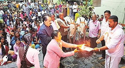 ಕಿಕ್ಕೇರಿ ಸಮೀಪದ ಹಿರಿಕಳಲೆಯಲ್ಲಿ ಜರುಗಿದ ಸರ್ಕಾರಿ ಮಹಿಳಾ ಪದವಿಪೂರ್ವ ಕಾಲೇಜಿನ ಎನ್‌ಎಸ್‌ಎಸ್ ವಾರ್ಷಿಕ ವಿಶೇಷ ಶಿಬಿರದಲ್ಲಿ ಗೋವು ಪೂಜೆ ಮಾಡಲಾಯಿತು. ನಾಗಣ್ಣ, ರವಿಶಂಕರ್, ಡಾ. ಪ್ರತಿಮಾ, ಆರ್. ಜಗದೀಶ್, ಕೆ.ಆರ್. ನೀಲಕಂಠ ಮತ್ತಿತರರಿದ್ದರು.