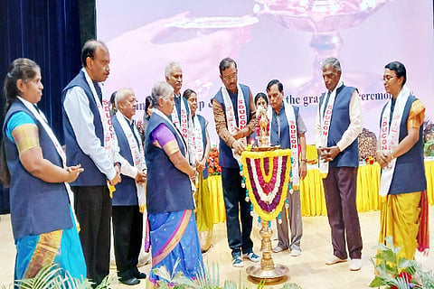 ಕೋಲಾರದ ಶ್ರೀದೇವರಾಜ ಅರಸು ನರ್ಸಿಂಗ್​ ಕಾಲೇಜಿನ ಪದವಿ ಪ್ರದಾನ ಸಮಾರಂಭವನ್ನು ರಾಜೀವ್​ಗಾಂಧಿ ಆರೋಗ್ಯ ವಿಶ್ವವಿದ್ಯಾಲಯದ ಸಹಾಯಕ ರಿಜಿಸ್ಟಾರ್​ ಡಾ.ಶ್ರೀಕಾಂತ್​ ಫುಲಾರಿ ಉದ್ಘಾಟಿಸಿದರು. ಡಾ.ವಿ.ಎಲ್​.ಎನ್​.ಪ್ರಸಾದ್​, ಡಾ.ವಿಜಯಲಕ್ಷ್ಮೀ ಡಾ.ಸಿ.ಮುನಿನಾರಾಯಣ, ಡಾ.ಕೆ.ಪ್ರಭಾಕರ್​, ಡಾ.ಜೆ.ಕೃಷ್ಣಪ್ಪ ಪ್ರಾಂಶುಪಾಲ ಡಾ.ಕೆ.ಪ್ರಭಾಕರ್​, ನರ್ಸಿಂಗ್​ ಕಾಲೇಜಿನ ಪ್ರಾಂಶುಪಾಲೆ ಡಾ.ವಿಜಯಲಕ್ಷ್ಮೀ ಇದ್ದರು.