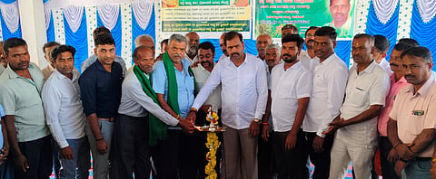 ಕೆ.ಆರ್.ನಗರದಲ್ಲಿ ಕನಿಷ್ಠ ಬೆಂಬಲ ಬೆಲೆ ಯೋಜನೆಯಡಿ ಖರೀದಿಸುವ ಭತ್ತ ಮತ್ತು ರಾಗಿ ಕೇಂದ್ರಕ್ಕೆ ಶಾಸಕ ಡಿ.ರವಿಶಂಕರ್ ಚಾಲನೆ ನೀಡಿದರು. ಗಡ್ಡ ಮಹೇಶ್, ಶಿವುನಾಯಕ್, ಸದಸ್ಯ ಕೋಳಿಪ್ರಕಾಶ್, ಸೈಯದ್‌ಸಿದ್ದಿಕ್, ಜೆ.ಎಚ್.ನಾಗೇಂದ್ರ, ಎಚ್.ಪಿ.ಪ್ರಶಾಂತ್ ಇತರರಿದ್ದರು.
