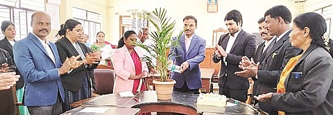 ಮಳವಳ್ಳಿಯ ನ್ಯಾಯಾಲಯದ ಸಭಾಂಗಣದಲ್ಲಿ ಆಯೋಜಿಸಿದ್ದ ಮಹಿಳಾ ದಿನಾಚರಣೆ ಕಾರ್ಯಕ್ರಮವನ್ನು ನ್ಯಾಯಾಧೀಶ ಎಂ.ಮಹೇಂದ್ರ ಉದ್ಘಾಟಿಸಿದರು. ನ್ಯಾಯಾಧೀಶೆ ಎಚ್.ಎಸ್.ಕಾವ್ಯಶ್ರೀ, ಸಚಿನ್ ಕುಮಾರ್ ಶಿವಪೂಜಿ, ವಕೀಲರ ಸಂಘದ ಅಧ್ಯಕ್ಷ ಡಿ.ಎಂ.ಸುಂದರ್, ಕಾರ್ಯದರ್ಶಿ ನಟೇಶ್, ಸಹಾಯಕ ಸರ್ಕಾರಿ ಅಭಿಯೋಜಕ ಎಂ.ಶಂಕರಸ್ವಾಮಿ, ಎಂ.ಎಸ್.ಶ್ರೀಕಂಠಸ್ವಾಮಿ ಇದ್ದರು. 