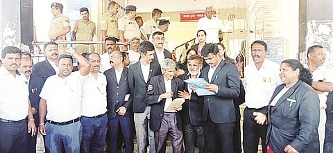 ಪಾಂಡವಪುರದ  ತಾಲೂಕು ಕಚೇರಿ ವಕೀಲರು ಮುತ್ತಿಗೆ ಹಾಕಿ ಪ್ರತಿಭಟನೆ ನಡೆಸಿದರು. ಕಾಳೇಗೌಡ, ನಾಗರಾಜು, ಜಿ.ಬಿ.ಸುರೇಶ್, ಪುಟ್ಟರಾಜು ಇದ್ದರು.
