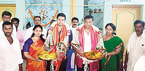 ಕಾರ್ಕಹಳ್ಳಿಯ ಶ್ರೀ ಬಸವೇಶ್ವರ ಜಾತ್ರಾ ಮಹೋತ್ಸವದಲ್ಲಿ ವಿಧಾನ ಪರಿಷತ್ ಸದಸ್ಯ ಮಧು ಜಿ.ಮಾದೇಗೌಡ ಮತ್ತು ಬಿಇಟಿ ಟ್ರಸ್ಟ್ ಸಿಇಒ ಆಶಯ್ ಮಧು ಅವರನ್ನು ಗ್ರಾಮಸ್ಥರು ಅಭಿನಂದಿಸಿದರು. 