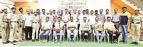 ವರ್ಗಾವಣೆ ಹಾಗೂ ಪದೋನ್ನತಿ ಹೊಂದಿ ವರ್ಗಾವಣೆಗೊಂಡ ಪೊಲೀಸ್ ಅಧಿಕಾರಿಗಳು ಹಾಗೂ ಸಿಬ್ಬಂದಿಯನ್ನು ಕೆ.ಎಂ.ದೊಡ್ಡಿಯ ಬಾಲಾಜಿ ಸಮುದಾಯ ಭವನದಲ್ಲಿ ಆಯೋಜಿಸಿದ್ದ ಕಾರ್ಯಕ್ರಮದಲ್ಲಿ ಬೀಳ್ಕೊಡಲಾಯಿತು.