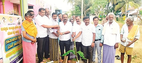 ಮದ್ದೂರು ತಾಲೂಕಿನ ತೈಲೂರು ಗ್ರಾಮದಲ್ಲಿ ರಸ್ತೆ ಅಭಿವೃದ್ಧಿ ಕಾಮಗಾರಿಗೆ ಶಾಸಕ ಕೆ.ಎಂ.ಉದಯ್ ಭೂಮಿಪೂಜೆ ಮಾಡಿದರು. ಚಲುವರಾಜು, ತಿಮ್ಮೇಗೌಡ, ಪುಟ್ಟಪ್ಪ, ರಾಕೇಶ್, ಸೋಮಯ್ಯ ಇದ್ದರು. 