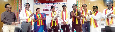 ಸಿಂಧನೂರಿನ ಸರ್ಕಾರಿ ಪದವಿ ಕಾಲೇಜಿನಲ್ಲಿ ಕನ್ನಡ ವಿಭಾಗ ಹಾಗೂ ಐಕ್ಯೂಎಸಿ ಘಟಕದ ಸಹಯೋಗದಲ್ಲಿ ಹಮ್ಮಿಕೊಂಡಿದ್ದ ಹಳೆಗನ್ನಡ ಓದು ನಿರ್ವಚನ ಕಾರ್ಯಕ್ರಮವನ್ನು ಪ್ರಾಚಾರ್ಯ ಎಂ.ಶಿವಯ್ಯ ಉದ್ಘಾಟಿಸಿದರು. ತುರ್ವಿಹಾಳ ಸರ್ಕಾರಿ ಪ್ರಥಮ ದರ್ಜೆ ಕಾಲೇಜಿನ ಪ್ರಾಚಾರ್ಯ ಕೆ.ಖಾದರ್ ಬಾಷಾ, ನಿವೃತ್ತ ಉಪನ್ಯಾಸಕಿ ಡಾ.ಮಧುಮತಿ ದೇಶಪಾಂಡೆ, ಐಕ್ಯೂಎಸಿ ಸಂಚಾಲಕ ಬಸವರಾಜ ತಡಕಲ್, ಸಹಾಯಕ ಪ್ರಾಧ್ಯಾಪಕ ಮುದ್ದಯ್ಯ ನಾಯಕ ಇತರರಿದ್ದರು.