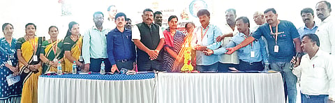ಹನಗೋಡಿನಲ್ಲಿ ನಡೆದ ಅಸ್ಪಶ್ಯತೆ ನಿರ್ಮೂಲನಾ ಜಾಗೃತಿ ಸಭೆಯನ್ನು ಗ್ರಾಪಂ ಅಧ್ಯಕ್ಷ ಚೆನ್ನಯ್ಯ ಉದ್ಘಾಟಿಸಿದರು. ಉಪತಹಸೀಲ್ದಾರ್ ಚೆಲುವರಾಜು, ಅಶೋಕ್‌ಕುಮಾರ್, ಗುರುಪ್ರಸಾದ್ ಇತರರಿದ್ದರು.