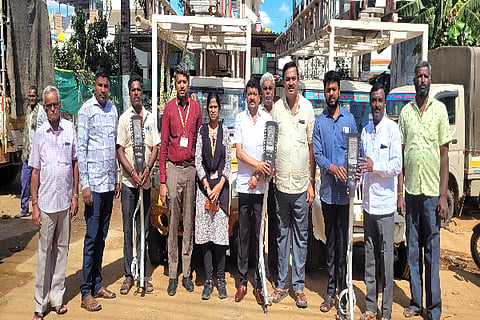 ನೆಲಮಂಗಲ ಚನ್ನಪ್ಪಬಡಾವಣೆಯಲ್ಲಿನ ಮುನೇಶ್ವರ ದೇಗುಲದ ಬಳಿ ಹೊಸ ಬೀದಿ ದೀಪ ಅಳವಡಿಕೆಗೆ ನಗರಸಭೆ ಅಧ್ಯಕ್ಷ ಎನ್.ಗಣೇಶ್ ಚಾಲನೆ ನೀಡಿದರು. ನಗರಸಭೆ ಉಪಾಧ್ಯಕ್ಷ ಜಿ.ಆನಂದ್, ಸ್ಥಾಯಿಸಮಿತಿ ಅಧ್ಯಕ್ಷ ಸುನೀಲ್ ಮೂಡ್, ಜಂಟಿ ಅಭಿಯಂತರ ಶ್ರೀನಿವಾಸ್ ಇದ್ದರು.