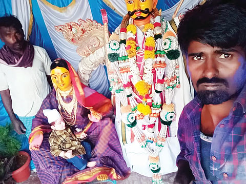 ಯಲಬುರ್ಗಾ ಪ್ರತಿಷ್ಠಾಪಿಸಿದ ಕಾಮದೇವ ಹಾಗೂ ರತಿದೇವಿ ಮೂರ್ತಿಗಳು.