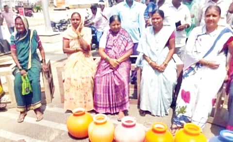 ಕೊಪ್ಪಳದಲ್ಲಿ ಗುರುವಾರ ಕುಡಿವ ನೀರು ಪೂರೈಕೆಗೆ ಒತ್ತಾಯಿಸಿ ಸಾರ್ವಜನಿಕರು ರಸ್ತೆ ತಡೆದು ಪ್ರತಿಭಟನೆ ನಡೆಸಿದರು. ನಿವಾಸಿಗಳಾದ ಮಲಿಯಮ್ಮ ಮೇದಾರ, ಚೌರಪ್ಪ, ಶಾಂತಮ್ಮ ಮೇದಾರ, ಮಂಜಮ್ಮ, ಕೀರಪ್ಪ ಇತರರಿದ್ದರು.