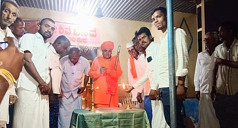ಬಿಸರಹಳ್ಳಿಯಲ್ಲಿ ಹಮ್ಮಿಕೊಂಡಿದ್ದ ಶ್ರೀ ರೇಣುಕಾಚಾರ್ಯ ಜಯಂತಿ ಕಾರ್ಯಕ್ರಮವನ್ನು ಸಿದ್ಧೇಶ್ವರ ಶಿವಾಚಾರ್ಯರು ಉದ್ಘಾಟಿಸಿದರು. ಪ್ರಮುಖರಾದ ನಾಗಪ್ಪ, ಈರಣ್ಣ, ರುದ್ರಯ್ಯ, ಅಂದಯ್ಯ, ನೀಲಕಂಠಪ್ಪ, ಅಂದಪ್ಪ, ಶೇಖರಪ್ಪ ಇತರರಿದ್ದರು.