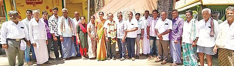 ಮುಟ್ಟನಹಳ್ಳಿ ವಿವಿದ್ಧೋದ್ದೇಶ ಪ್ರಾಥಮಿಕ ಗ್ರಾಮೀಣ ಕೃಷಿ ಸಹಕಾರ ಸಂಘಕ್ಕೆ ಅವಿರೋಧವಾಗಿ ಆಯ್ಕೆಯಾದ ನೂತನ ಅಧ್ಯಕ್ಷ ಎಂ.ಈ.ರಾಜಕುಮಾರ್ ಅವರನ್ನು ಅಭಿನಂದಿಸಲಾಯಿತು.