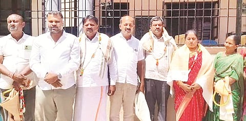 ಕಿಕ್ಕೇರಿ ಹೋಬಳಿಯ ಐಕನಹಳ್ಳಿ ಗ್ರಾಪಂ ಅಧ್ಯಕ್ಷೆಯಾಗಿ ಅಂಬುಜಾ ಉದಯಶಂಕರ್ ಗುರುವಾರ ಅವಿರೋಧವಾಗಿ ಆಯ್ಕೆಯಾದರು. ಬಿ.ಎಂ. ಕಿರಣ್, ಕಾಯಿ ಮಂಜೇಗೌಡ, ಐಕನಹಳ್ಳಿ ಕೃಷ್ಣೇಗೌಡ, ಮಲ್ಲೇಶ್ ಇದ್ದರು.