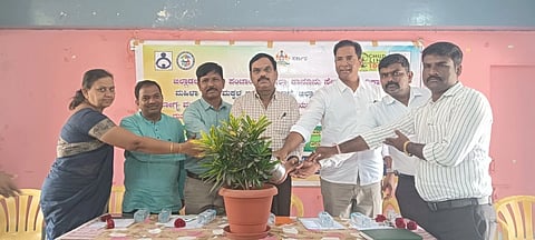 ಬಳ್ಳಾರಿಯ ಬಿಡಿಡಿಎಸ್ ಸಭಾಂಗಣದಲ್ಲಿ ಹಮ್ಮಿಕೊಂಡಿದ್ದ ತರಬೇತಿ ಕಾರ್ಯಕ್ರಮವನ್ನು ಉಪನಿರ್ದೇಶಕ ಡಾ.ಎಚ್.ವಿಜಯಕುಮಾರ ಉದ್ಘಾಟಿಸಿದರು. ಮಕ್ಕಳ ಕಲ್ಯಾಣ ಸಮಿತಿ ಅಧ್ಯಕ್ಷೆ ವಿಜಯಲಕ್ಷ್ಮೀ ಮೈದೂರು, ರಾಜ್ಯ ಮಕ್ಕಳ ಹಕ್ಕುಗಳ ರಕ್ಷಣಾ ಆಯೋಗದ ಮಾಜಿ ಸದಸ್ಯ ಎಚ್.ಸಿ.ರಾಘವೇಂದ್ರ, ವಕೀಲೆ ಶಿವಲೀಲಾ ಇತರರಿದ್ದರು.