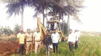  ಕಲ್ಕುಣಿ ಗ್ರಾಮದಲ್ಲಿ ಒತ್ತುವರಿ ಮಾಡಿಕೊಂಡಿದ್ದ ಸರ್ಕಾರಿ ರಸ್ತೆಯನ್ನು ಗುರುವಾರ ಪೊಲೀಸ್ ಭದ್ರತೆಯಲ್ಲಿ ತೆರವು ಮಾಡಲಾಯಿತು. ಲಿಂಗಸ್ವಾಮಿ, ಮಲ್ಲೇಶ್, ಸೆಂಥಿಲ್, ಮಲ್ಲಪ್ಪ, ಸಿದ್ದರಾಜು, ಮಲ್ಲಣ್ಣ, ಕೆ.ಆರ್.ಪುಟ್ಟಸ್ವಾಮಿ, ಪರಮೇಶ್ ಇದ್ದರು. 
