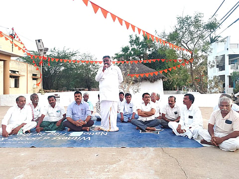 ಕಾನಹೊಸಹಳ್ಳಿ ಸಮೀಪದ ಹುಡೇಂ ಗ್ರಾಮದಲ್ಲಿ ತಾಲೂಕು ಸಮಗ್ರ ನೀರಾವರಿ ಹೋರಾಟ ಸಮಿತಿಯಿಂದ ಹಮ್ಮಿಕೊಂಡಿದ್ದ ಸಭೆಯಲ್ಲಿ ಧರ್ಮಧಿಕಾರಿ ದಾ.ಮ.ಐಮುಡಿ ಶರಣಾರ್ಯರು ಮಾತನಾಡಿದರು. ಗ್ರಾಪಂ ಅಧ್ಯಕ್ಷ ರಾಮಚಂದ್ರಪ್ಪ, ಪ್ರಮುಖರಾದ ಕೆ.ಎಂ.ಶಶಿಧರ್, ಎಚ್.ವಿ.ಸಜ್ಜನ್, ಮಂಜುನಾಥ, ಪಾಲಯ್ಯ ಇತರರಿದ್ದರು.