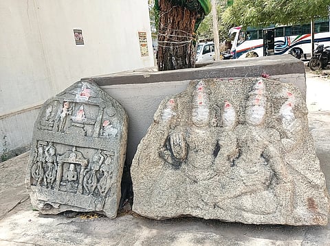 ಕೊಟ್ಟೂರು ಸರ್ಕಾರಿ ಪದವಿ ಪೂರ್ವ ಕಾಲೇಜು ಮಾರ್ಗದಲ್ಲಿರುವ ವೀರಗಲ್ಲು ಹಾಗೂ ಪಾರ್ವತಿ-ಪರಮೇಶ್ವರ ವಿಗ್ರಹ.