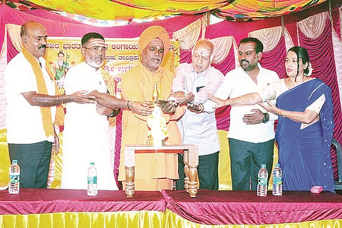ವೈದ್ಯನಾಥಪುರದ ಶ್ರೀ ಶಾಂತೇಶ್ವರಸ್ವಾಮಿ ಕದಂಬ ಜಂಗಮ ಮಠದಲ್ಲಿ ಆಯೋಜಿಸಿದ್ದ ಸಭೆಯನ್ನು ರೇಣುಕಾ ಶಿವಚಾರ್ಯ ಸ್ವಾಮೀಜಿ ಉದ್ಘಾಟಿಸಿದರು. ಸಿ.ಜೆ.ಗೌರಿಶಂಕರ್, ಎಚ್.ಬಿ.ಸ್ವಾಮಿ, ಕವಿತಾ, ಮಹೇಶ್ ಇದ್ದರು.