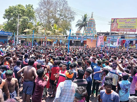 ಹೂವಿನಹಡಗಲಿ ತೇರುಹನುಮಪ್ಪ ಸ್ವಾಮಿ ದೇವಸ್ಥಾನದ ಆವರಣದಲ್ಲಿ ಆಯೋಜಿಸಿದ್ದ ಹೋಳಿ ಆಚರಣೆಯಲ್ಲಿ ಡಿಜೆಗೆ ಹೆಜ್ಜೆ ಹಾಕಿದ ಯುವಕರು.