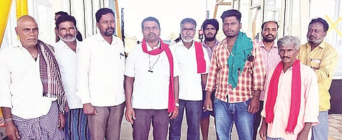 ಹೊಸಹಳ್ಳಿ ಸಮೀಪದ ಟೋಲ್ ಬಳಿ ಕರ್ನಾಟಕ ಪ್ರಾಂತ ರೈತ ಸಂಘನೆಯಿಂದ ಪ್ರತಿಭಟನೆ ನಡೆಯಿತು. ಭರತ್ ರಾಜ್, ಗುರುಸ್ವಾಮಿ, ನಂಜುಂಡಸ್ವಾಮಿ, ಪ್ರಮೋದ್, ಸಂದೀಪ್, ಸಿದ್ದರಾಜ್ ಇದ್ದರು. 