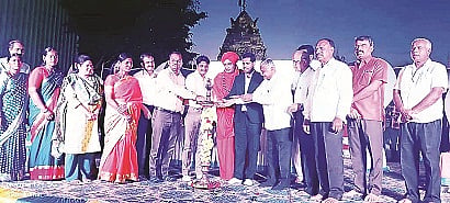 ಪಾಂಡವಪುರ ತಾಲೂಕಿನ ಬೇಬಿ ಗ್ರಾಮದ ಡಿಎಂಎಸ್ ಶಾಲೆಯಲ್ಲಿ ಆಯೋಜಿಸಿದ್ದ ಕಾರ್ಯಕ್ರಮವನ್ನು ಜಿಲ್ಲಾಧಿಕಾರಿ ಡಾ.ಕುಮಾರ ಉದ್ಘಾಟಿಸಿದರು. ತ್ರಿನೇತ್ರ ಮಹಂತ ಶಿವಯೋಗಿ ಸ್ವಾಮೀಜಿ, ಬಿ.ಸಿ.ಶಿವಾನಂದಮೂರ್ತಿ, ಕೆ.ಆರ್.ಶ್ರೀನಿವಾಸ್, ಎಂ.ಡಿ.ಶಿವಕುಮಾರ್,  ಆನಂದ್, ರವಿಕುಮಾರ್ ಇತರರಿದ್ದರು.