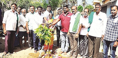ಪಾಂಡವಪುರ ತಾಲೂಕಿನ ಚಿಕ್ಕಾಯರಹಳ್ಳಿಯಲ್ಲಿ ಅಭಿವೃದ್ಧಿ ಕಾಮಗಾರಿಗಳಿಗೆ ಶಾಸಕ ದರ್ಶನ್‌ಪುಟ್ಟಣ್ಣಯ್ಯ ಭೂಮಿಪೂಜೆ ನೆರವೇರಿಸಿದರು.
