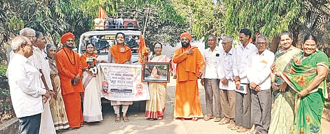  ಬಸವಕಲ್ಯಾಣದ ಅಲ್ಲಮಪ್ರಭು ದೇವರ ಗದ್ದಿಗೆ ಮಠದಲ್ಲಿ ಶನಿವಾರ ಶರಣೆ ದಾನಮ್ಮ ಜ್ಞಾನ ಜ್ಯೋತಿ ಯಾತ್ರೆಗೆ ಚಾಲನೆ ನೀಡಲಾಯಿತು. ಶ್ರೀ ಬಸವಪ್ರಭು ಸ್ವಾಮೀಜಿ, ಶ್ರೀ ನಿಜಲಿಂಗ ದೇವರು, ಜಯಪ್ರಕಾಶ ಸದಾನಂದೆ, ಲಕ್ಷ್ಮೀಬಾಯಿ ಪಾಟೀಲ್, ಸವಿತಾ ರಗಟೆ, ಗಿರಿಜಾ ಹಂಗರಗೀಕರ್, ದೀಪ್ತಿ ಬಿರಾದಾರ, ಸಂಗಮೇಶ ತೊಗರಖೇಡೆ ಇತರರಿದ್ದರು.