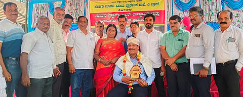 ಕೆ.ಆರ್.ನಗರದ ಆಂಜನೇಯ ಬಡಾವಣೆಯ ಸರ್ಕಾರಿ ಮಾದರಿ ಹಿರಿಯ ಪ್ರಾಥಮಿಕ ಶಾಲೆಯಲ್ಲಿ ಇತ್ತೀಚೆಗೆ ನೂತನ ಸ್ಮಾರ್ಟ್ ಕ್ಲಾಸ್ ಉದ್ಘಾಟಿನಾ ಕಾರ್ಯಕ್ರಮದಲ್ಲಿ ದಾನಿ ಮೆಗ್ನಟಾಸ್ ಸೆಕ್ಯೂರಿಟಿ ಏಜೆನ್ಸಿಯ ಕೆ.ಎ.ಮಹೇಶ್ ಅವರನ್ನು ಗೌರವಿಸಲಾಯಿತು. ಶಿವುನಾಯಕ್, ವಸಂತಮ್ಮ, ನರಸಿಂಹರಾಜು, ಆರ್.ಕೃಷ್ಣಪ್ಪ, ಡಾ.ಡಿ.ನಟರಾಜು ಇತರರಿದ್ದರು.