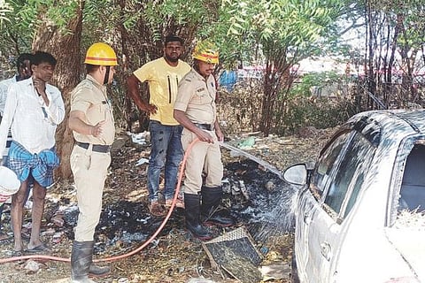 ಕುಷ್ಟಗಿ ಬಸ್‌ನಿಲ್ದಾಣ ಹಿಂಭಾಗದಲ್ಲಿ ಕಾರಿನಲ್ಲಿ ಭಾನುವಾರ ಬೆಂಕಿ ಕಾಣಿಸಿಕೊಂಡ ಹಿನ್ನೆಲೆ ಅಗ್ನಿಶಾಮಕ ಸಿಬ್ಬಂದಿ ಕಾರ್ಯಾಚರಣೆ ನಡೆಸಿದರು.