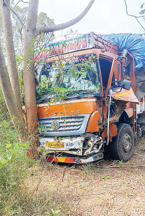 ಬ್ರೇಕ್ ವಿಫಲವಾಗಿ ಮರಕ್ಕೆ ಡಿಕ್ಕಿ