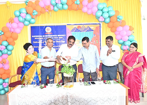 ಬಳ್ಳಾರಿಯ ವಿಎಸ್‌ಕೆ ವಿವಿಯಲ್ಲಿ ಹಮ್ಮಿಕೊಂಡಿದ್ದ ವಿಶ್ವ ಸಮಾಜ ಕಾರ್ಯ ದಿನಾಚರಣೆ ಕಾರ್ಯಕ್ರಮವನ್ನು ವಿವಿ ಕುಲಪತಿ ಪ್ರೊ.ಎಂ.ಮುನಿರಾಜು ಉದ್ಘಾಟಿಸಿದರು. ಕುಲಸಚಿವರಾದ ಎಸ್.ಎನ್.ರುದ್ರೇಶ್, ಪ್ರೊ.ಎನ್.ಎಂ.ಸಾಲಿ, ಪ್ರೊ.ಗೌರಿ ಮಾಣಿಕ ಮಾನಸ, ಪ್ರೊ.ರಶ್ಮಿ ರಾಣಿ ಅಗ್ನಿಹೋತ್ರಿ ಇದ್ದರು.