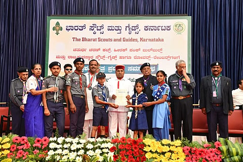ಬೆಂಗಳೂರಿನ ರಾಜಭವನದ ಗಾಜಿನ ಮನೆಯಲ್ಲಿ ಆಯೋಜಿಸಿದ್ದ ಸಮಾರಂಭದಲ್ಲಿ ಹೂವಿನಹಡಗಲಿ ತಾಲೂಕಿನ ಹಿರೇಕೊಳಚಿ ಗ್ರಾಮದ ಎಸ್‌ಎಸ್‌ಬಿಎಚ್ ಸರ್ಕಾರಿ ಪ್ರೌಢಶಾಲಾ ವಿದ್ಯಾರ್ಥಿಗಳಿಗೆ ರಾಜ್ಯಪಾಲ ಥಾವರ್‌ಚಂದ್ ಗೆಹಲೋತ್ ಪ್ರಶಸ್ತಿ ಪ್ರದಾನ ಮಾಡಿದರು. ಸ್ಪೀಕರ್ ಯು.ಟಿ.ಖಾದರ್, ಭಾರತ ಸ್ಕೌಟ್ಸ್ ಮತ್ತು ಗೈಡ್ಸ್ ಸಂಸ್ಥೆ ರಾಜ್ಯ ಮುಖ್ಯ ಆಯುಕ್ತ ಪಿ.ಜಿ.ಆರ್.ಸಿಂಧ್ಯಾ, ಶಿಕ್ಷಕ ಬನ್ನೆಪ್ಪ ಇತರರಿದ್ದರು.