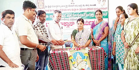 ಕಂಪ್ಲಿ ತಾಲೂಕಿನ ಹೊಸ ನೆಲ್ಲೂಡಿ ಸಹಿಪ್ರೌ ಶಾಲೆಯಲ್ಲಿ ಹಮ್ಮಿಕೊಂಡಿದ್ದ ಎಸ್ಸೆಸ್ಸೆಲ್ಸಿ ವಿದ್ಯಾರ್ಥಿಗಳ ಟ್ಯೂಷನ್ ಕ್ಲಾಸ್ ಸಮಾರೋಪ ಕಾರ್ಯಕ್ರಮವನ್ನು ಶಿಕ್ಷಕ ಟಿ.ಪರಶುರಾಮ ಉದ್ಘಾಟಿಸಿದರು. ತಾಲೂಕು ಸಮನ್ವಯಾಧಿಕಾರಿ ರೇಖಾ, ಶಿಕ್ಷಕರಾದ ಬಿ.ಹನುಮಂತರೆಡ್ಡಿ, ಕೆ.ಎಂ.ಸರಳಾ, ಎಸ್.ರಾಮಪ್ಪ ಇತರರಿದ್ದರು.
