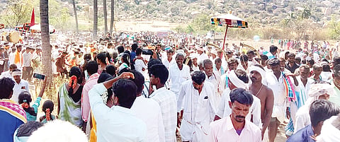 ಕಾನಹೊಸಹಳ್ಳಿ ಸಮೀಪದ ದೇವರಹಟ್ಟಿ ಹತ್ತಿರದ ಪಾಲ ಪೋತಲಗುಡ್ಡದ ಬಳಿ ಐದು ದೇವರುಗಳ ಗಂಗೆಪೂಜೆಗೆ ತೆರಳಿದ ಭಕ್ತ ಸಮೂಹ.